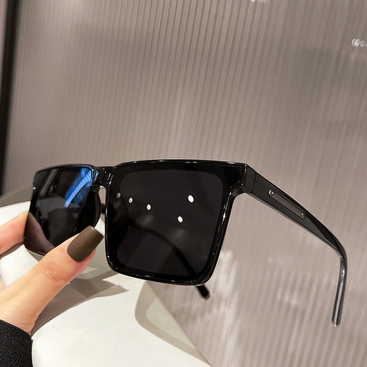 Square sunglasses, trendy big face, new sunglasses with UV protection, simple photography, high-end feel, sunglasses
