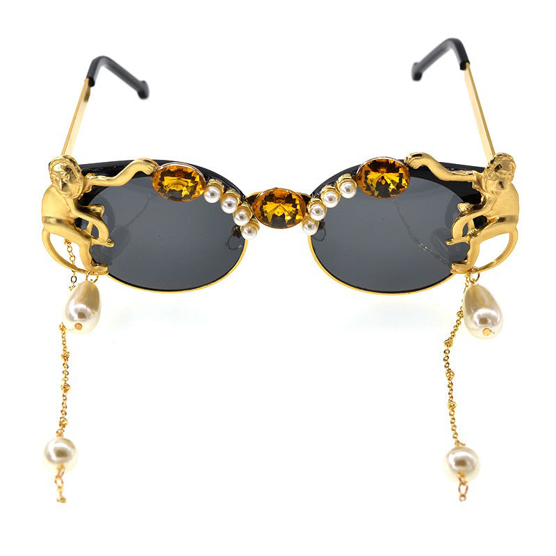 European and American exaggerated female trend board carved monkey pearl crystal sunglasses European station front cool sunglasses