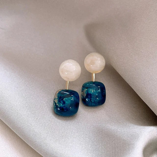 Minimalist autumn and winter earrings for women with a sense of luxury and niche design. Resin geometric earrings for fashionable earrings