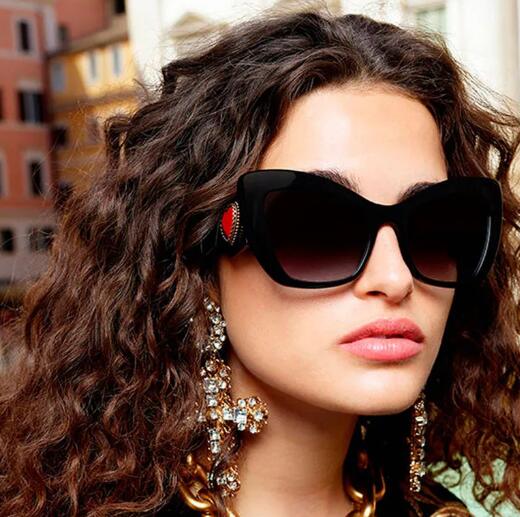 Square frame sunglasses, fashionable street photography, versatile trendy glasses