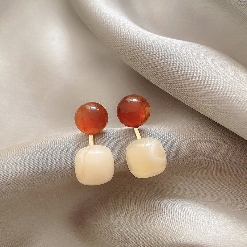 Minimalist autumn and winter earrings for women with a sense of luxury and niche design. Resin geometric earrings for fashionable earrings